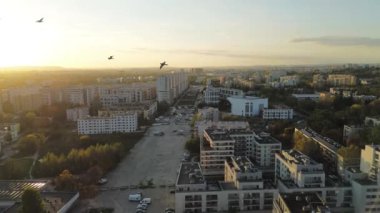 Arka planda şehir silueti olan modern apartman kompleksi