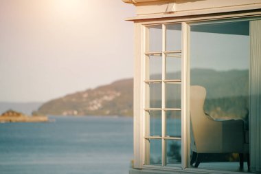 Huzurlu Okyanus ve Dağ Manzaralı Sahil Evi