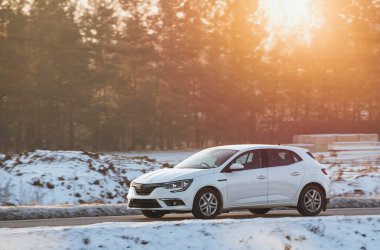 Kışın gün ışığında araba sürüyor.