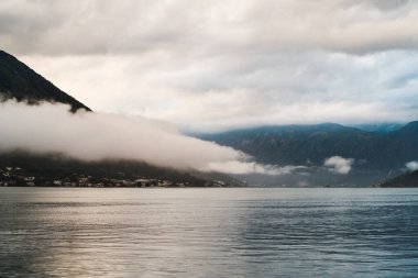 Sakin gölü olan dinlendirici dağ manzarası