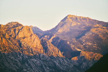 Adriyatik 'in huzurlu kıyı şeridinde gün batımı parlıyor