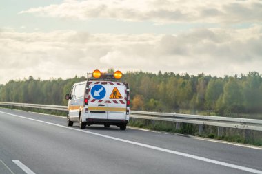 Devriye aracı otoyolda yol güvenliğini sağlıyor.