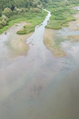 Kurumuş toprak boyunca akan küçülen bir nehrin havadan görünüşü. Şiddetli kuraklık nedeniyle nehir yatağı kuruyor.