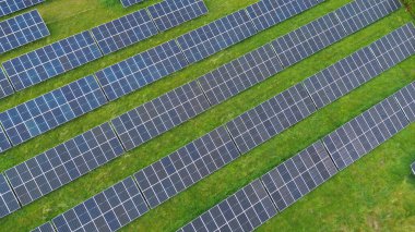 Güneş kırsal bölgelerdeki güneş panelinde parlıyor