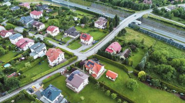 Kırsal alandaki güneş enerjili modern ev