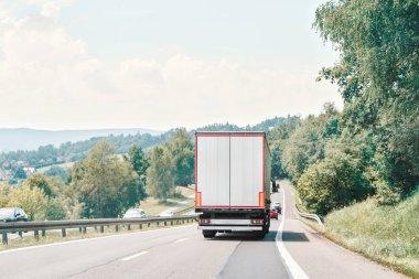 Avrupa TIR kamyonu manzaralı yolda