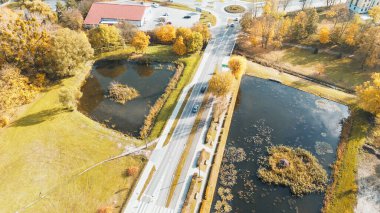Sonbaharda havadan çekilen su birikintileri ve yollar