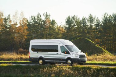 Kargo kamyonu kırsal alanda hareket ediyor.