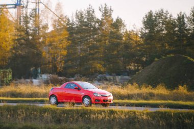 Kırsal kesimden geçen elektrikli bir araç.