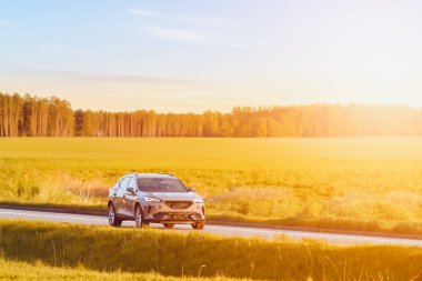 Altın saatinde modern bir SUV ile manzaralı sürüş.