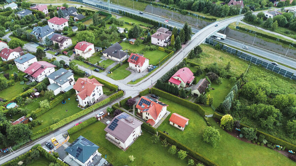 Современный солнечный дом в сельской местности