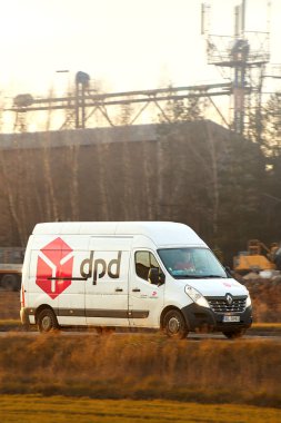 Paketleri teslim eden beyaz minibüs 02.01.2025 Polonya Avrupa