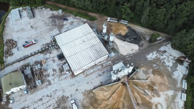 Polonya, Avrupa 28.06.2024 yeşillik ile çevrili sanayi çimento fabrikası