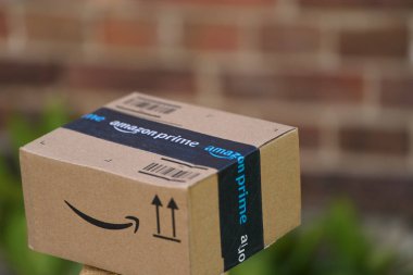 Hızlı teslim Amazon paketi çimenli alanda 13.09.2024 Avrupa, Polonya