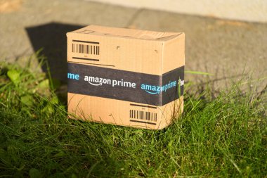 Amazon Prime teslimat kutusu çimenler üzerinde 13.09.2024 Avrupa, Polonya