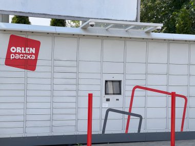 Modern paket dolabı Orlen Paczka Polonya Avrupa 30.09.2024