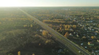 Gün ışığında geçen arabalarla otoyol