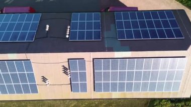 Temiz enerji için endüstriyel çatıdaki güneş paneli sistemi