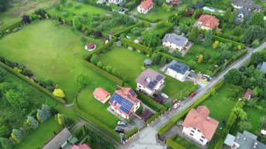 Alternatif enerji için aile evinin çatısındaki güneş panelleri