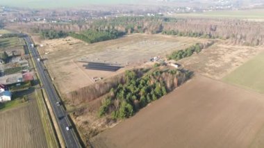 Güneş çiftliği kurulumu yenilenebilir enerji projesi
