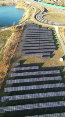 Güneş paneli dikey hava görüntüsü