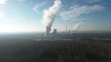Kömürle çalışan enerji santrali olan sanayi bölgesi
