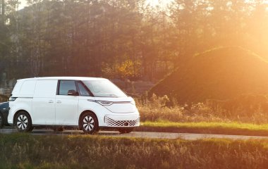 Minibüs kırsal alanda ilerliyor.