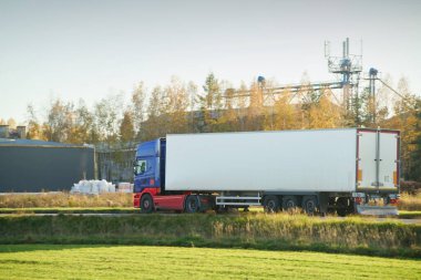 Lojistik nakliye kamyonu açık havada.