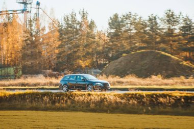 Kırsal asfalt yolda Avrupa steyşın vagonu