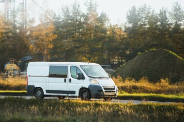 Nakliye aracı doğal ortamda hareket ediyor.