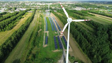 Çevre dostu güç istasyonunda güneş panelleri ve rüzgar türbini