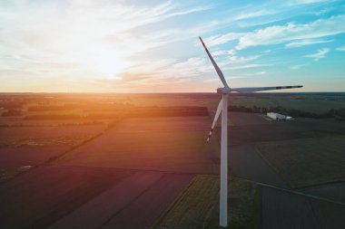 Yeşil alanda yenilenebilir enerji yel değirmeni