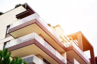 Karadağ 'da limana bakan lüks apartman binası