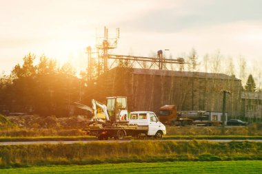 Sarı nakliye kamyonu otoyolda kazı yapıyor.