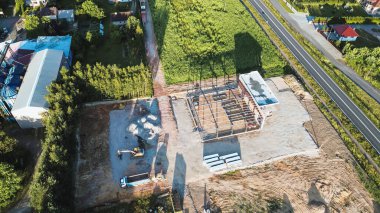 Gün batımında inşaat alanının havadan görüntüsü