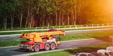 Güneşli bir günde endüstriyel vinç aracı