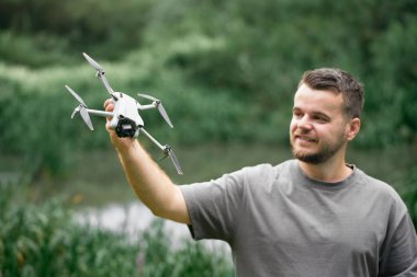 İnsansız hava aracı pilotu öğretmeni kameraya bakıyor.