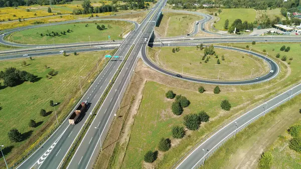 Orman bölgesindeki otoyolun hava görüntüsü
