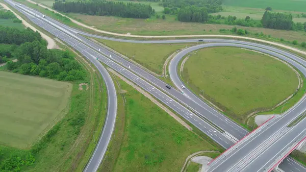 Avrupa 'da verimli kırsal otoyol kavşağının havadan görüşü