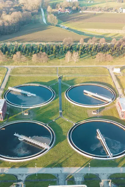 Dairesel tankları olan endüstriyel su arıtma tesisi