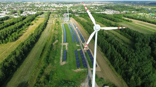 Çevre dostu güç istasyonunda güneş panelleri ve rüzgar türbini