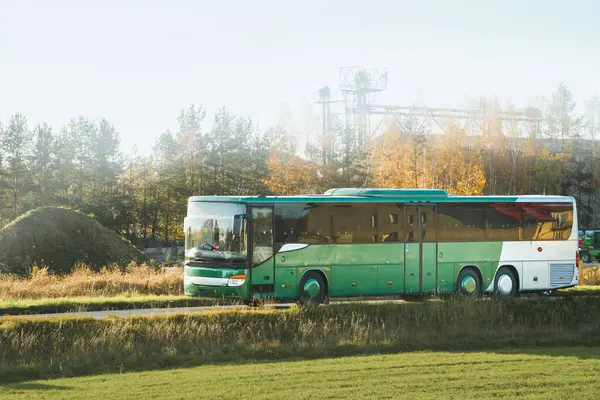 Yeşil yolcu otobüsü ile sahne sürüşü