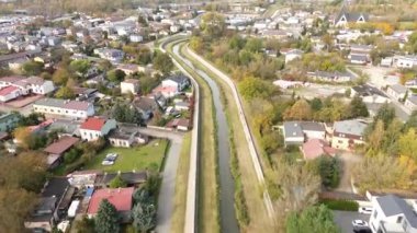 Yeşil manzarayla çevrili sakin şehir nehri