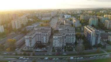 İyi planlanmış bir yerleşim bölgesinde lüks daireler, hava manzaralı.