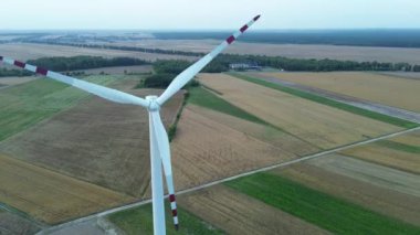 Yenilenebilir enerji türbinleri günbatımında hava görüşünde