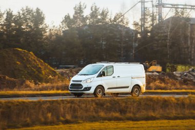 Kırsal alanda küçük araç sürüşü