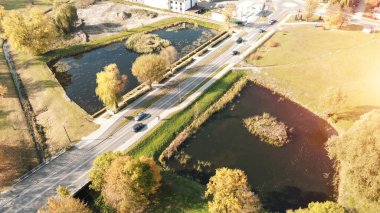 Sonbaharda şehir göleti ve yol manzarası