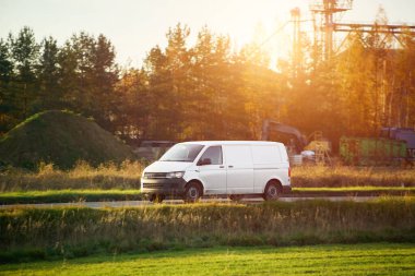 Beyaz minibüs sanayi bölgesini geçiyor