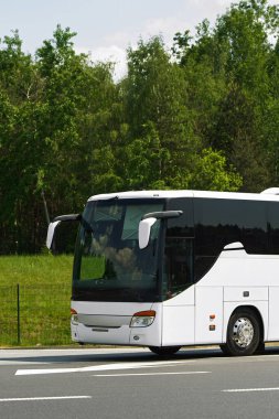 Beyaz otobüs yol kenarında dinleniyor.