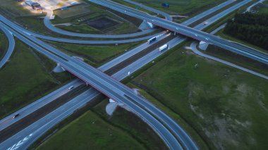 Otoyol üst geçidinin ve yolların üst görüntüsü